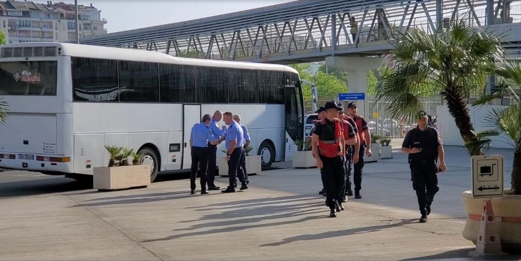Erdhën dhe bënë si gangsterë në Tiranë, policia jonë dërgon 80 tifozë andej nga kanë ardhur
