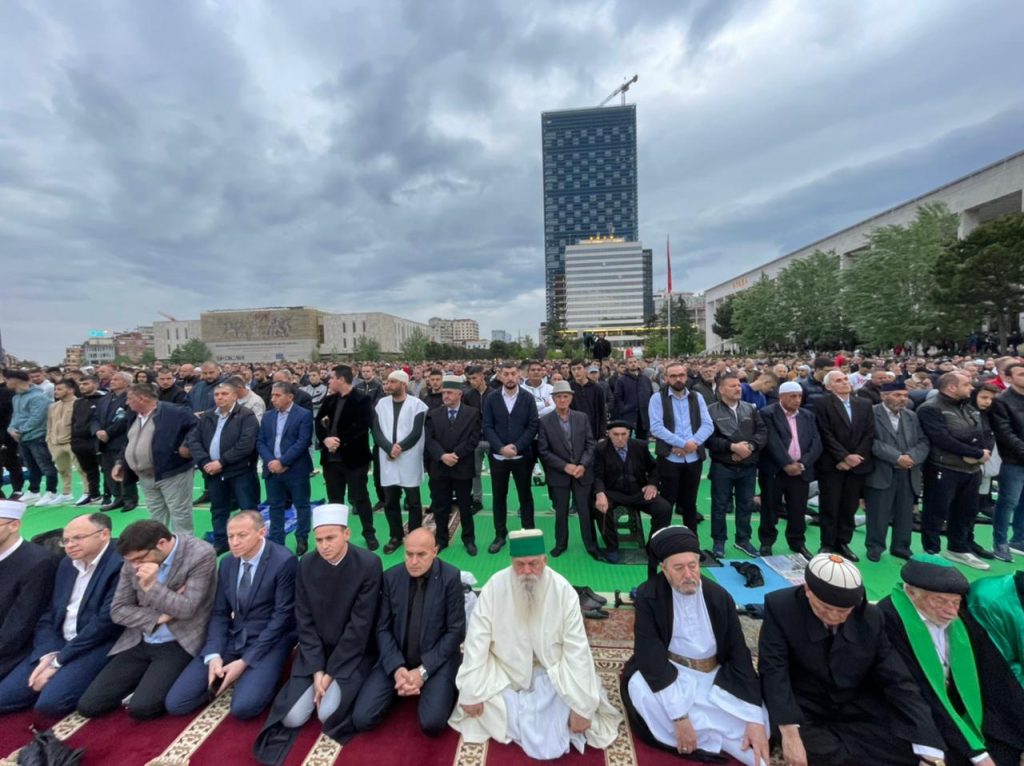 Myslimanët kremtojnë Fitër Bajramin, qindra besimtarë falin namazin në sheshin “Skënderbej