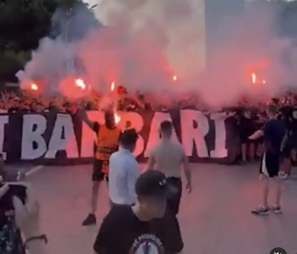 “BARBARI”/ Ultrasit e Feyenoord-it drejt stadiumit “Air Albania”, ndezin flakadanët përgjatë bulevardit