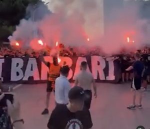 “BARBARI”/ Ultrasit e Feyenoord-it drejt stadiumit “Air Albania”, ndezin flakadanët përgjatë bulevardit