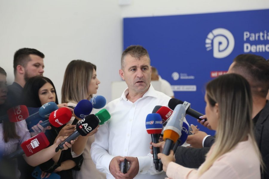 Humbi  përballë Berishës,  reagimi i  Elezit: Mos prisni në kafene duke parë TV…