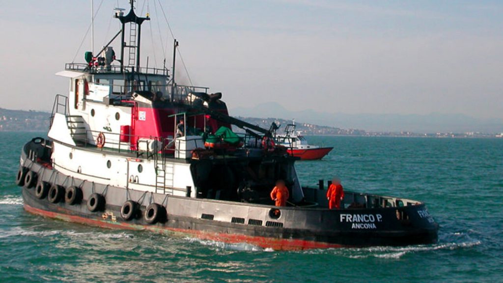 Fundoset në ujërat italiane rimorkiatori që ishte nisur për në Shqipëri, pesë të zhdukur
