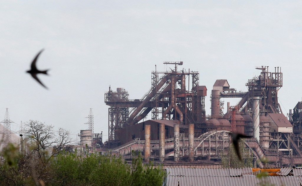 Evakuohen civilët e parë nga fabrika e çelikut në qytetin e rrethuar të Mariupolit, të paktën 1000 banorë dyshohet se strehohen ende në të