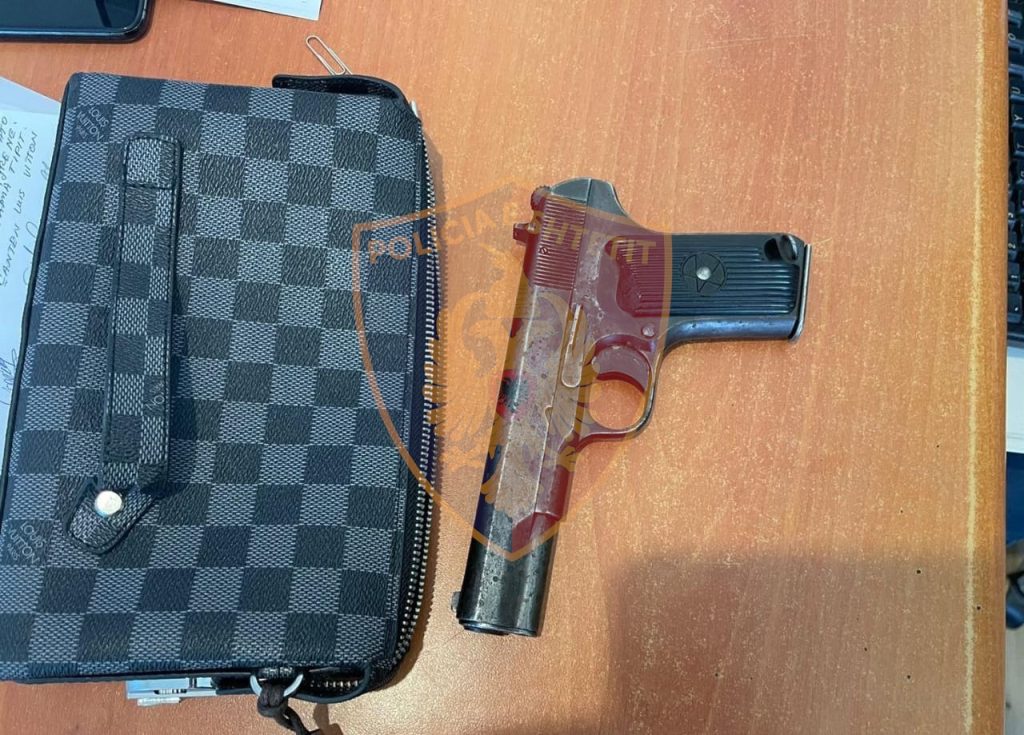Ishte  arrest shtëpie  shëtiste me   pistoletë