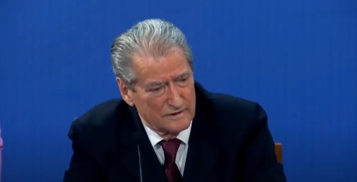 Berisha akuza Ramës: 2 metra i gjatë, nuk vjedh në xhepa por me firma