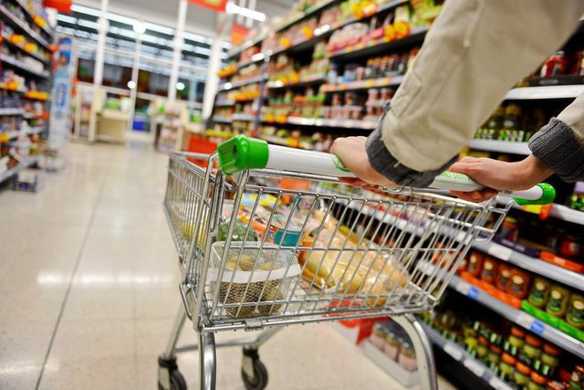 Shtrenjtohet me 60 lekë vaji në Shqipëri, njihuni me ÇMIMET E REJA për produktet e shportës