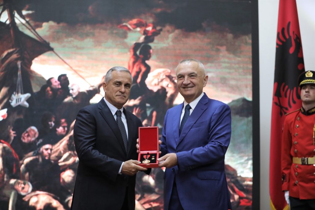 Meta titull “Mjeshtër i Madh” piktorit dhe artistit, Avni Delvina
