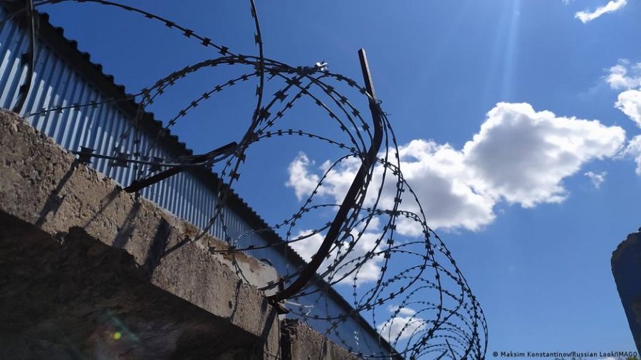 Takim me ushtarët rusë të burgosur në Ukrainë, rrëfime dhe vizita në qeli