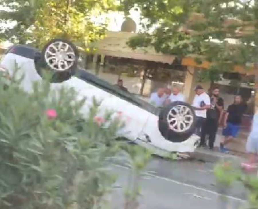 Makina  ‘Range Rover’përmbyset  në Kamëz