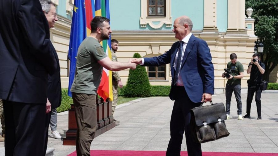 Sekreti i çantës së vjetër që mban kancelari Olaf Scholz
