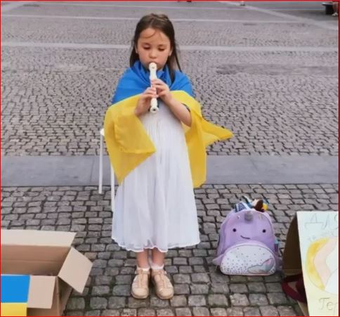 VIDEO/ Solomiya performon me flaut dhe mbledh fonde për të ndihmuar ushtrinë e Ukrainës