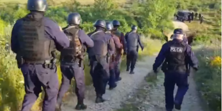 Shefa dhe inspektorët e policisë përfundojnë në pranga