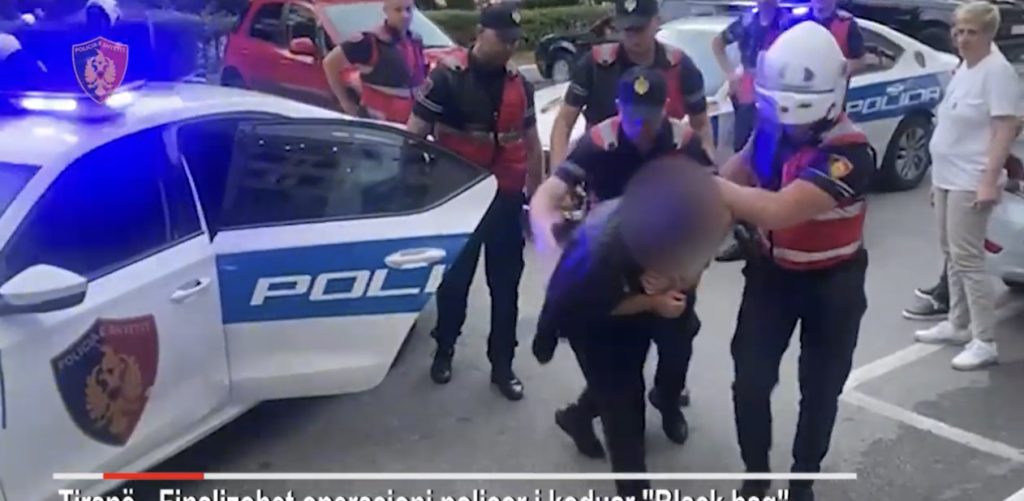 Lëvizte me   armë në çantë, policia i vë prangat 40-vjeçarit në Tiranë