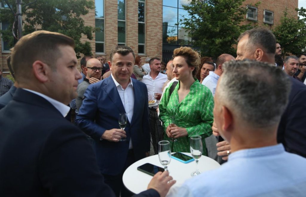 Balla bisedë ‘të ngrohtë’ me deputeten e LSI në festën e PS