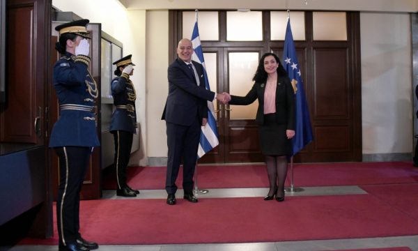 Vjosa Osmani takim me ministrin grek Dendias: Shpresoj që së shpejti do të formalizohet vendimi për njohjen e Kosovës