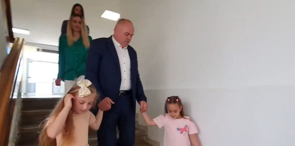 1 qershori, Safet Gjici feston në bashki  me fëmijët kuksianë (VIDEO)