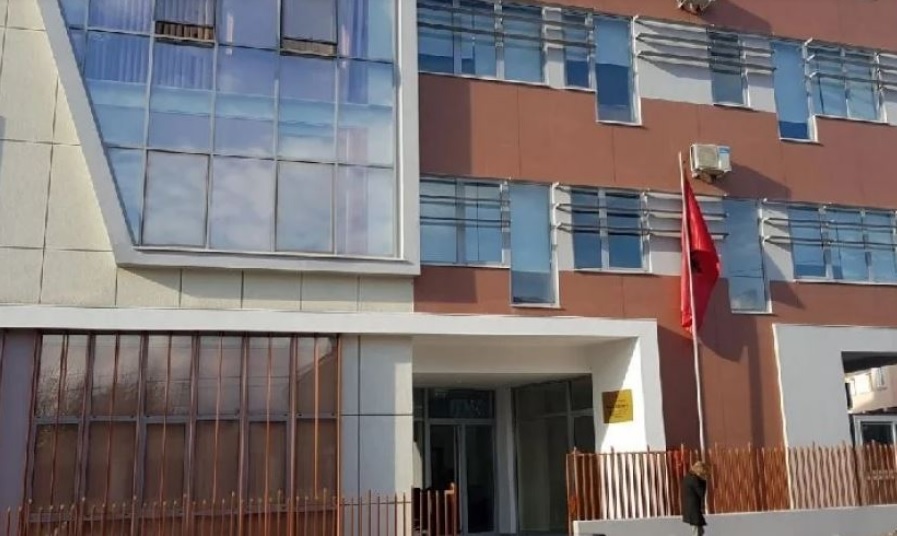 Abuzimi me tenderin e sistemit të kondicionimit të Prokurorisë së Elbasanit! 4 persona nën akuzë për mashtrim, dëmi 35 milionë lekë