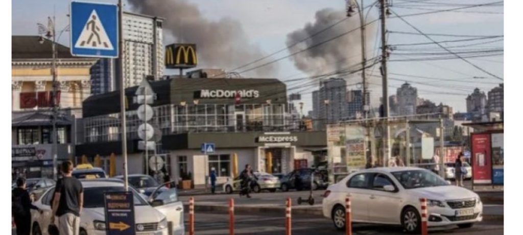 Sërish bombardime në Kiev, mijëra civilë nën sulm