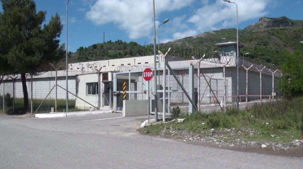 Zjarr në nënstacionin e i energjisë elektrike pranë paraburgimit të Bradasheshit!