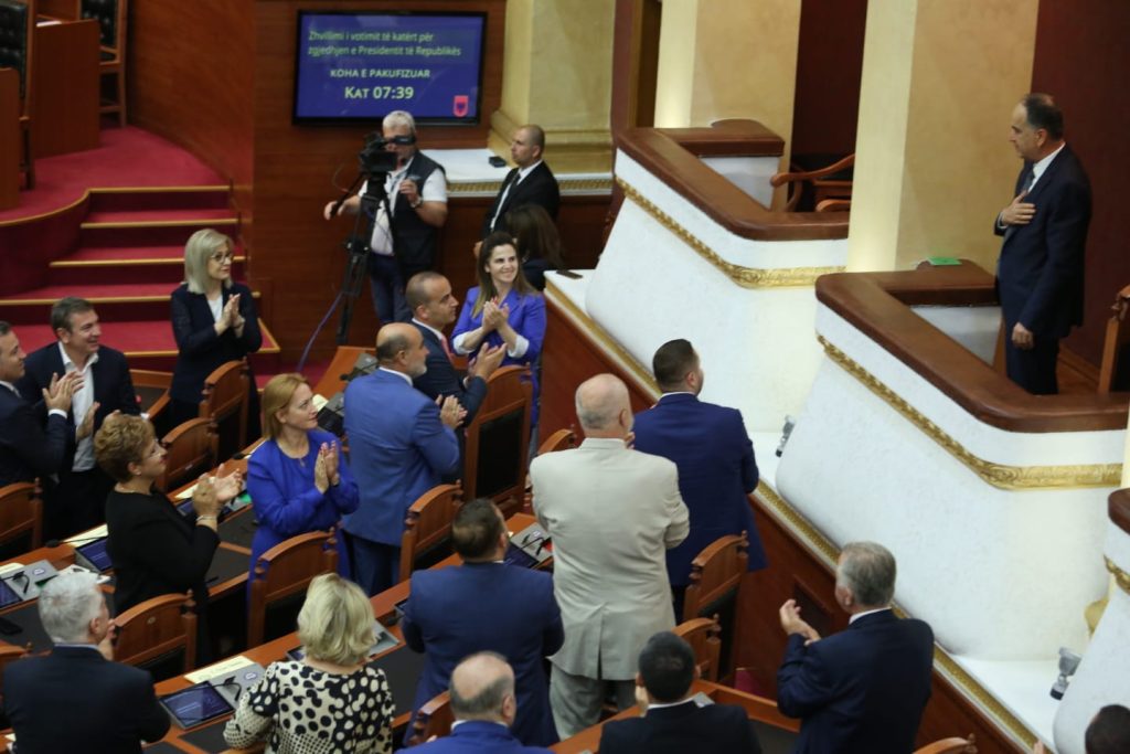 U zgjodh President me 78 vota pro, Bajram Begaj me dorë në zemër, deputetët e duartrokasin