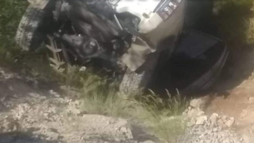 Makina me katër turistë çekë përfundon në greminë