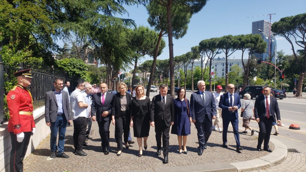 Socialistët bashkohen me dhimbjen e familjes së ish-presidentit/ Ministra dhe deputetë të PS homazhe në nder të Bujar Nishanit
