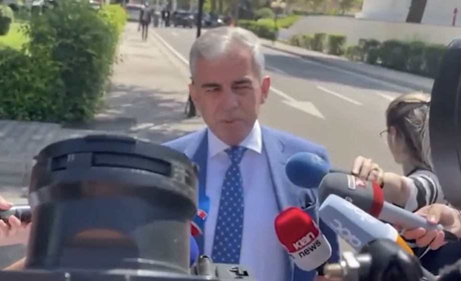 Deputeti i Partisë Demokratike Flamur Hoxha kërkon bashkimin e PD-së
