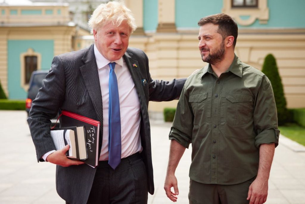 Boris Johnson shfaqet papritur në Kiev