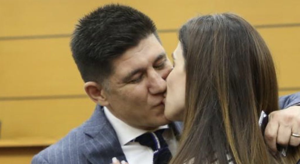 Prokurori nuk përmbahet në sallën e KPK! Momenti kur shkëmben puthje në buzë me partneren