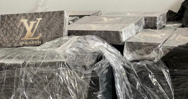 Policia gjen 350 kg kokainë të mbështjellë me “Louis Vuitton” në shtëpinë e Altin Drimadhës! Ngarkesa do dërgohej në Belgjikë