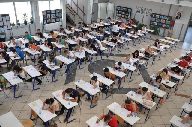 Mbi 30 mijë maturantë testohen sot për gjuhën e huaj