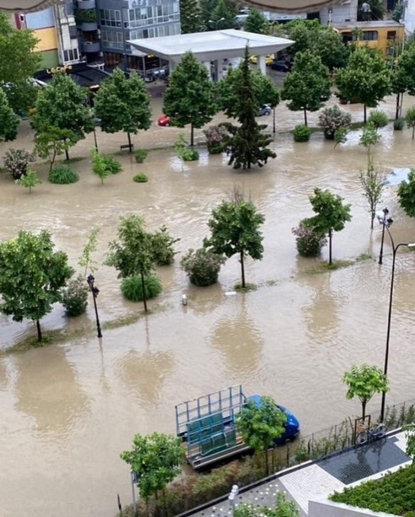 Lana del nga shtrati dhe përmbyt Tiranën, rrugët të pakalueshme