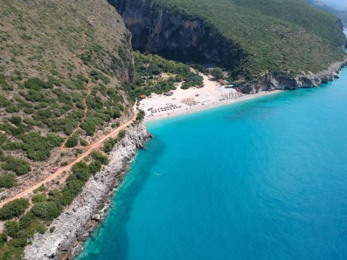 Tre turistë që ngecën  në Gjipe, shpëtohen nga forcat e policisë së Himarës