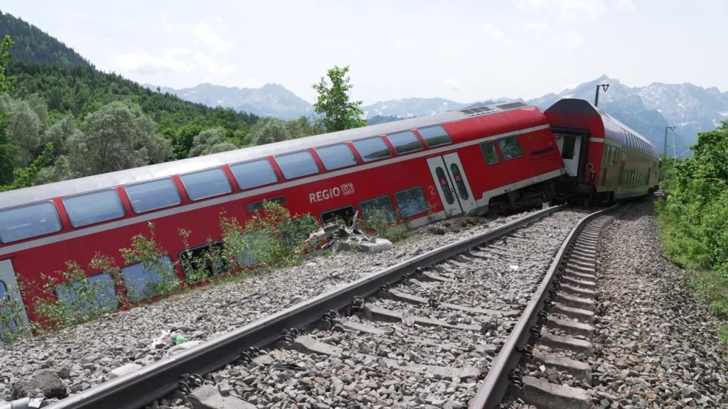 Treni i mbushur me studentë del nga shinat në Gjermani