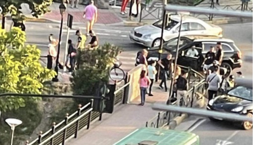 Fuoristrada përplas këmbësorin, përfundon 3 metra larg
