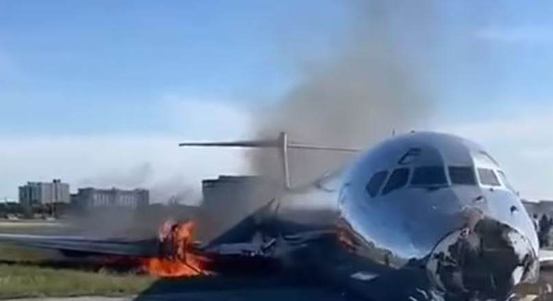 Avioni me 126 pasagjerë rrëzohet në pistë,