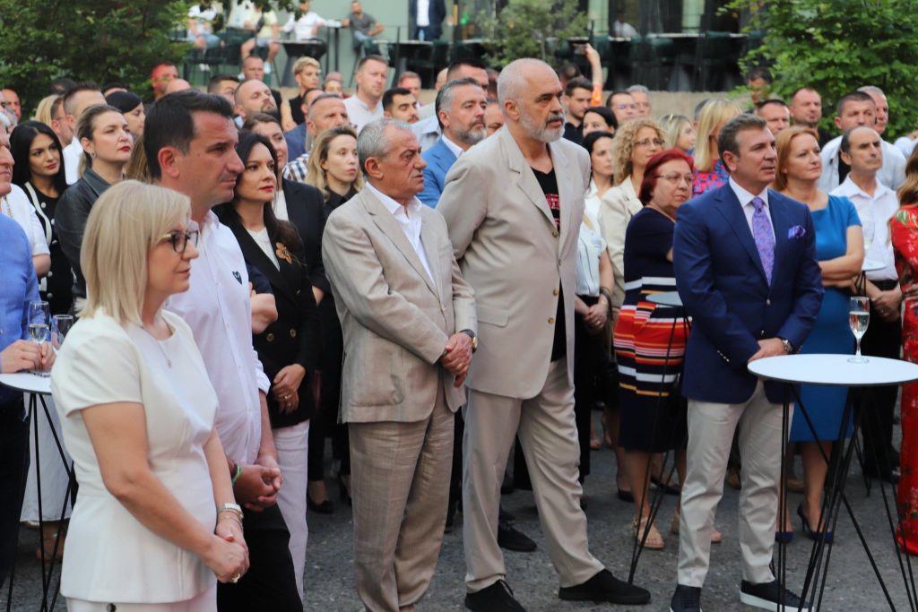 Gjekmarkaj ironizon festën e ditëlindjes së PS-së: Babo nuk foli, përtoi! I daroviti të gjithë dhe iku