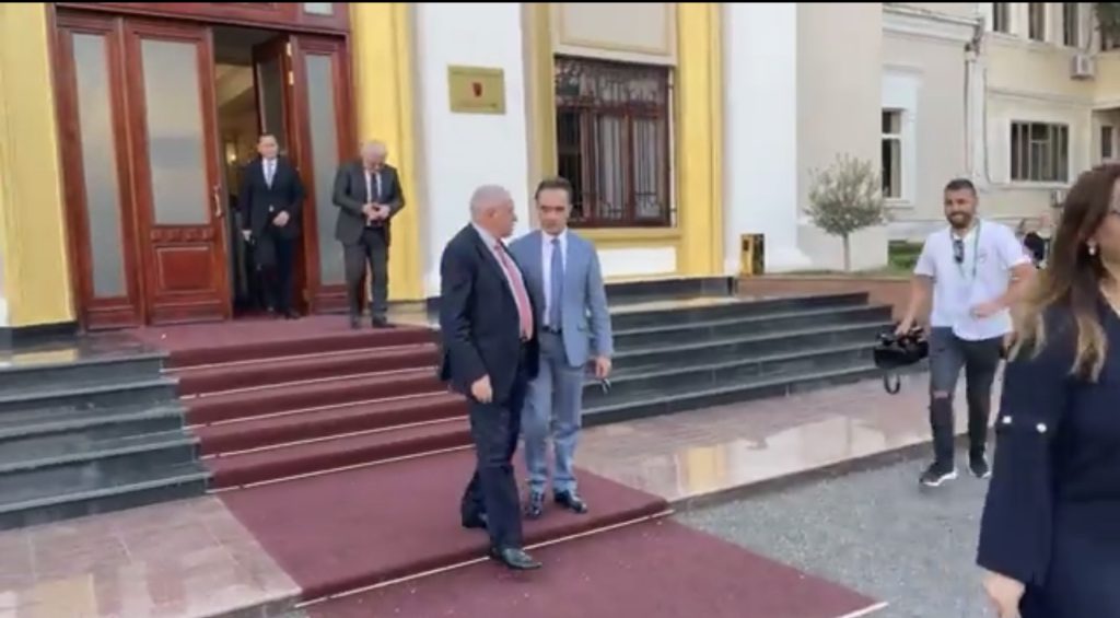 Deputetët e “Foltores” braktisin sallën e Parlamentit