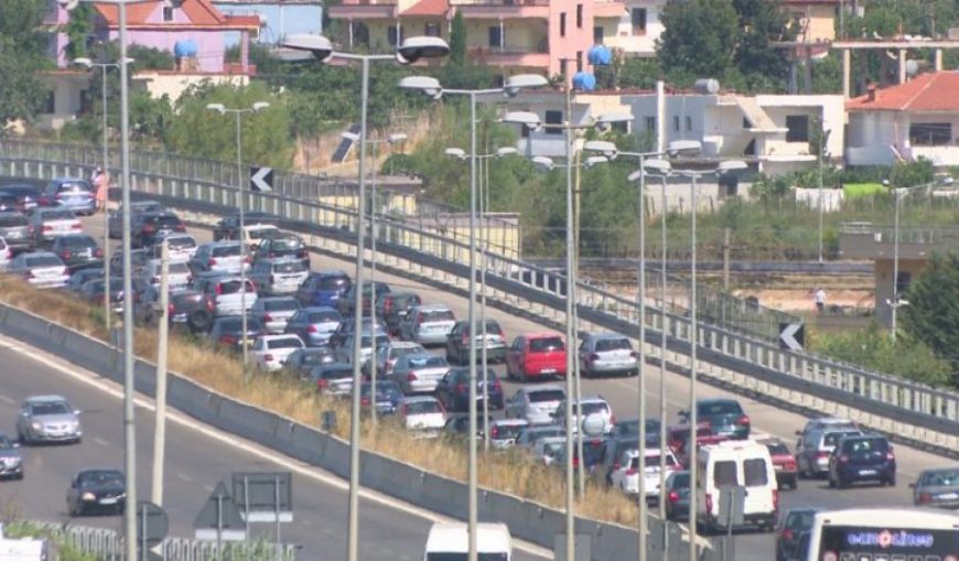 Trafik i rënduar në autostradën Durrës-Tiranë/ Policia i bën thirrje shoferëve: Përdorni rrugë alternative