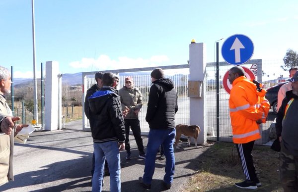 Punëtorët e inceneratorit të Elbasanit, sërish në protestë: Nuk kemi marrë ende pagën e marsit,