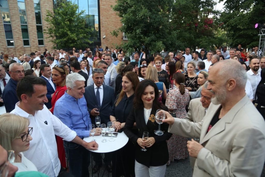 Rama përqafime me Ruçin e Nikollën, ja çfarë nuk u pa në festën e PS