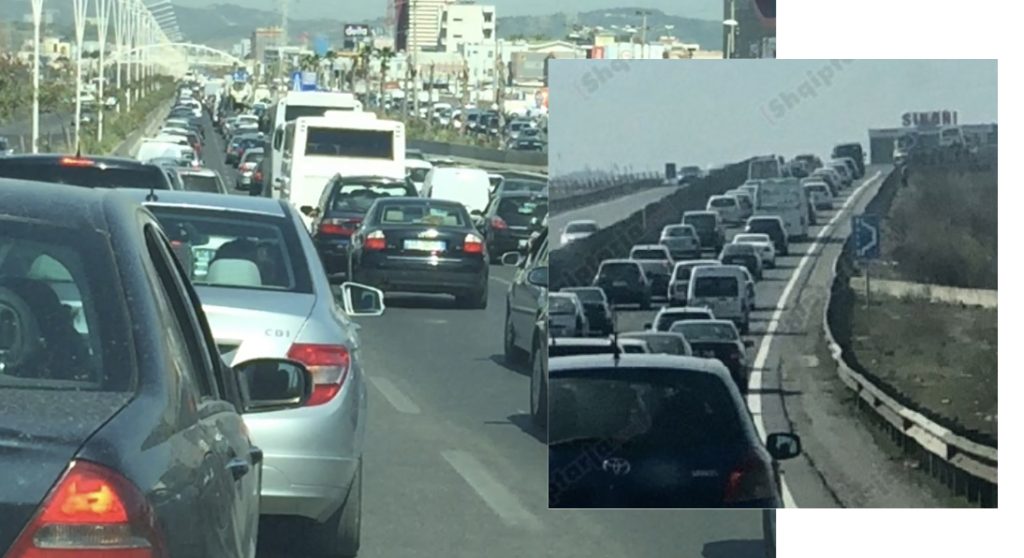 Makinat bllokojnë autostradën Tiranë-Durrës, policia apel shoferëve: Përdorni rrugët alternative