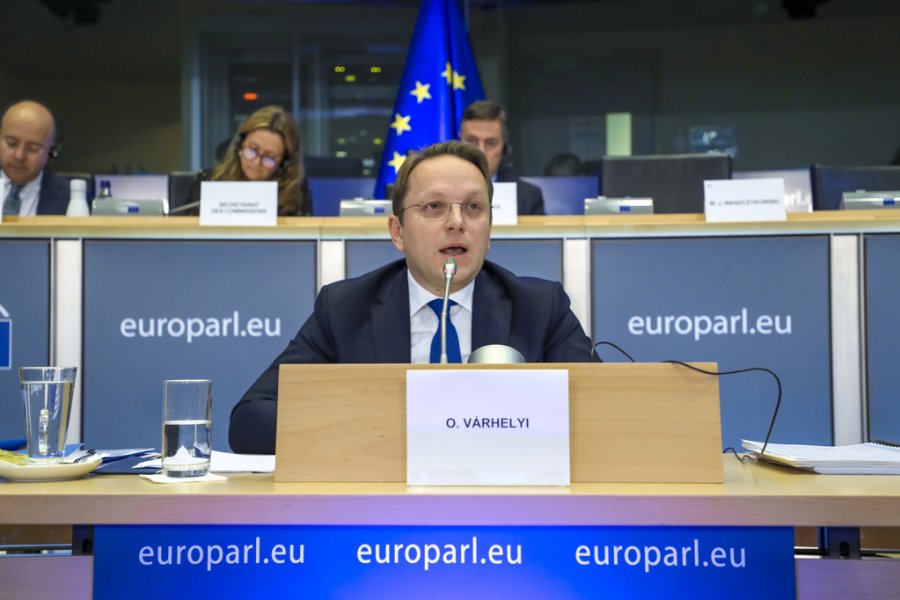 Oliver Verhelyi: Udhërrëfyes shtesë për liberalizimin e vizave për Kosovën
