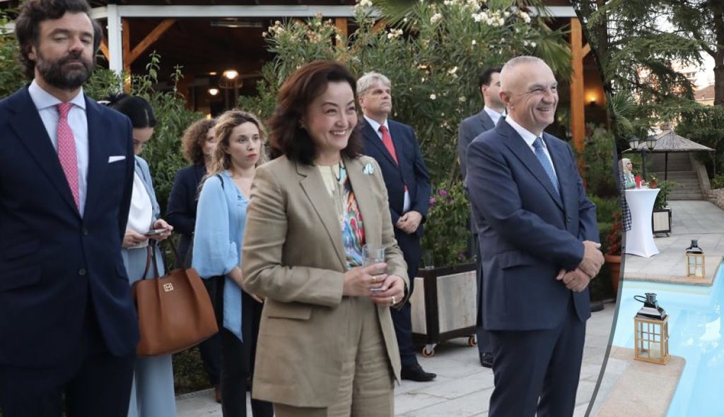 Meta shfaqet i buzëqeshur krah ambasadores Yuri Kim