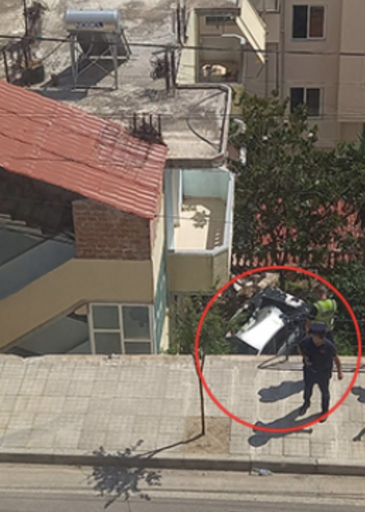 FOTOLAJM/ Aksident në Sarandë, mjeti del nga rruga dhe përfundon brenda një shtëpie