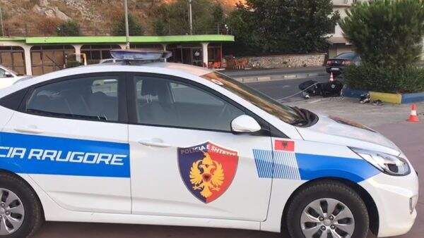 Punonjësi i policisë përplas me makinë një 13-vjeçar dhe largohet nga vendngjarje!