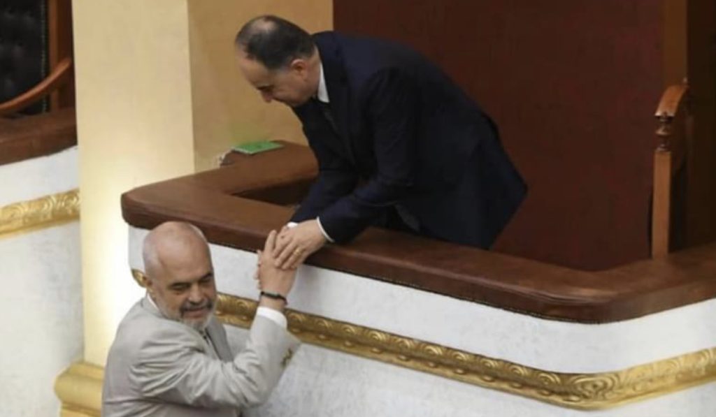 Flasin banorët e pallatit ku ka  shtëpinë  presidentit i ri