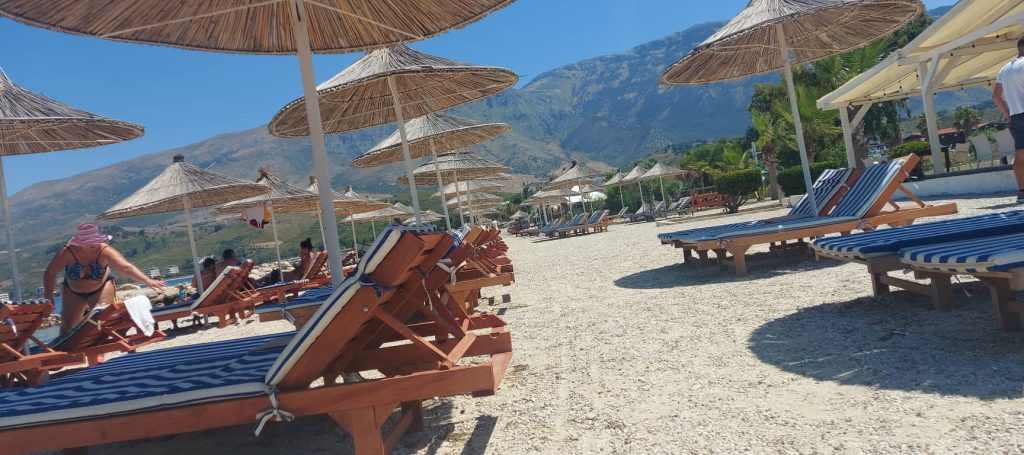 Shezlonget bosh, fadroma punon në bregdet 12 orë