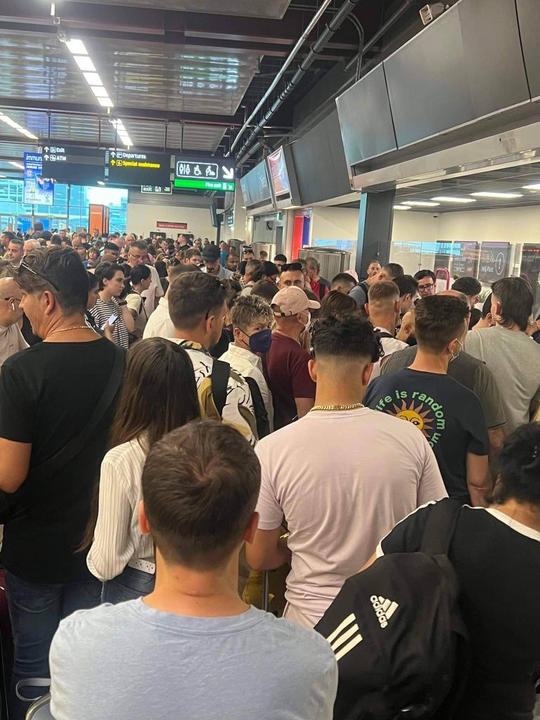 “WIZZ AIR”  lë  shqiptarët në aeroportin anglez: Prej më shumë se 48 orësh në pritje bashkë me fëmijët