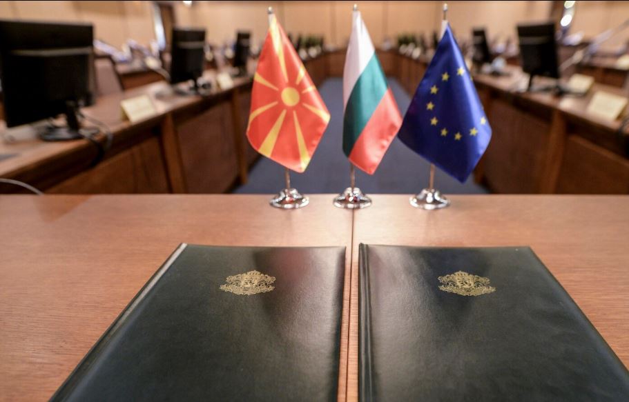 Çfarë parashikojnë 7 pikat e propozimit francez për zgjidhjen e ngërçit mes Shkupit dhe Sofjes
